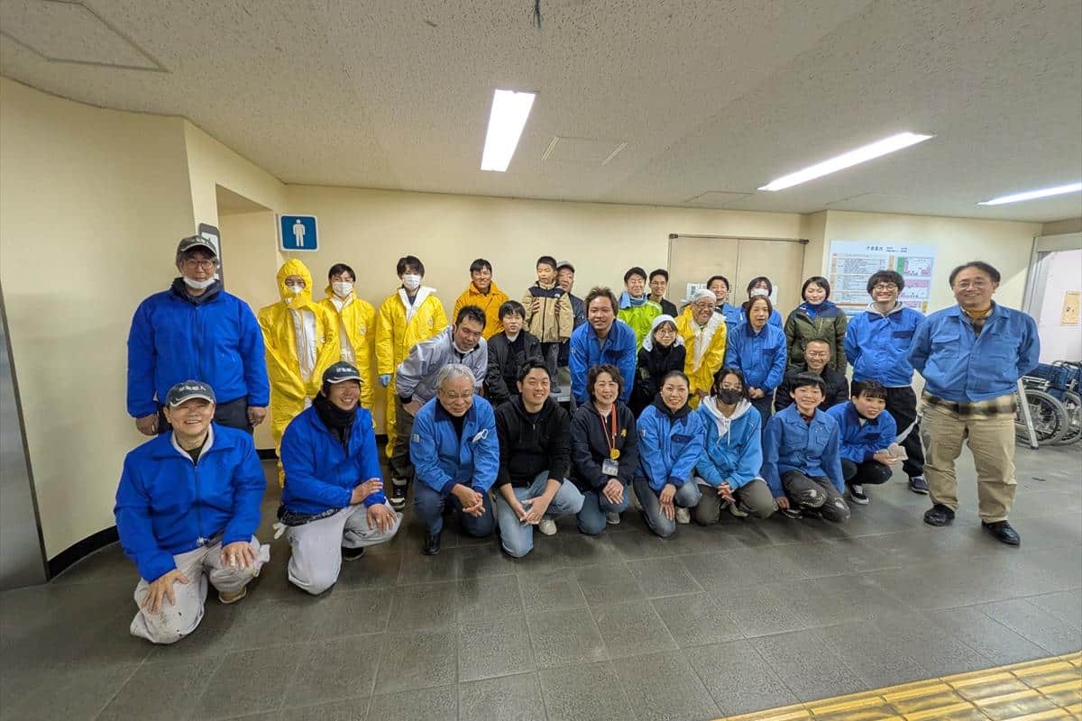 横浜市旭区役所でのボランティア塗装の記念写真